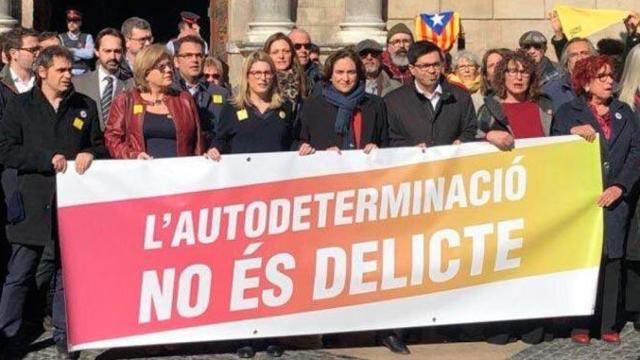 Ada Colau, el lunes, junto a dirigentes del PDeCAT y ERC luciendo una pancarta a favor del referéndum de autodeterminación / @manuelvalls