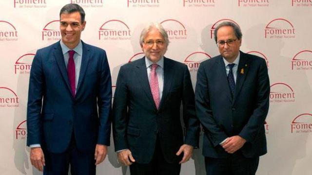 El presidente del Gobierno, Pedro Sánchez (i), el de la Generalitat, Quim Torra (d), y el de Foment del Treball, Josep Sánchez Llibre (c) en la noche del empresariado en Barcelona / CG