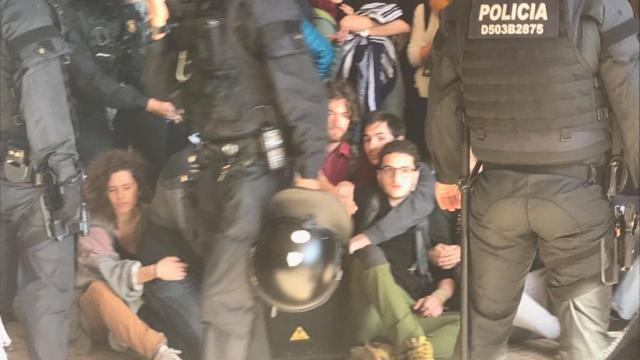 Los CDR se atrincheran en el Museo de la Música en Barcelona ante la mirada de los Mossos d'Esquadra / CG