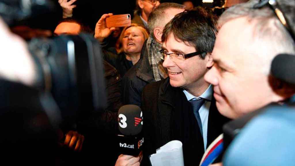 El expresidente catalán Carles Puigdemont (2-d) a su llegada al aeropuerto de Copenhague procedente de Bruselas con el objetivo de participar esta tarde en un debate organizado por la Universidad de Copenhague, en Dinamarca