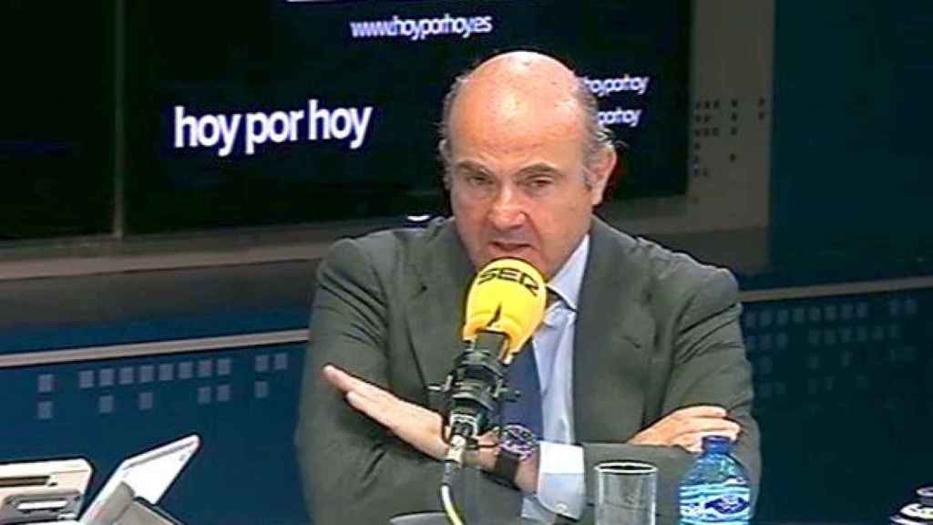 Luis de Guindos, ministro de Economía, habla sobre la aplicación del artículo 155 en una entrevista en la cadena SER / CG