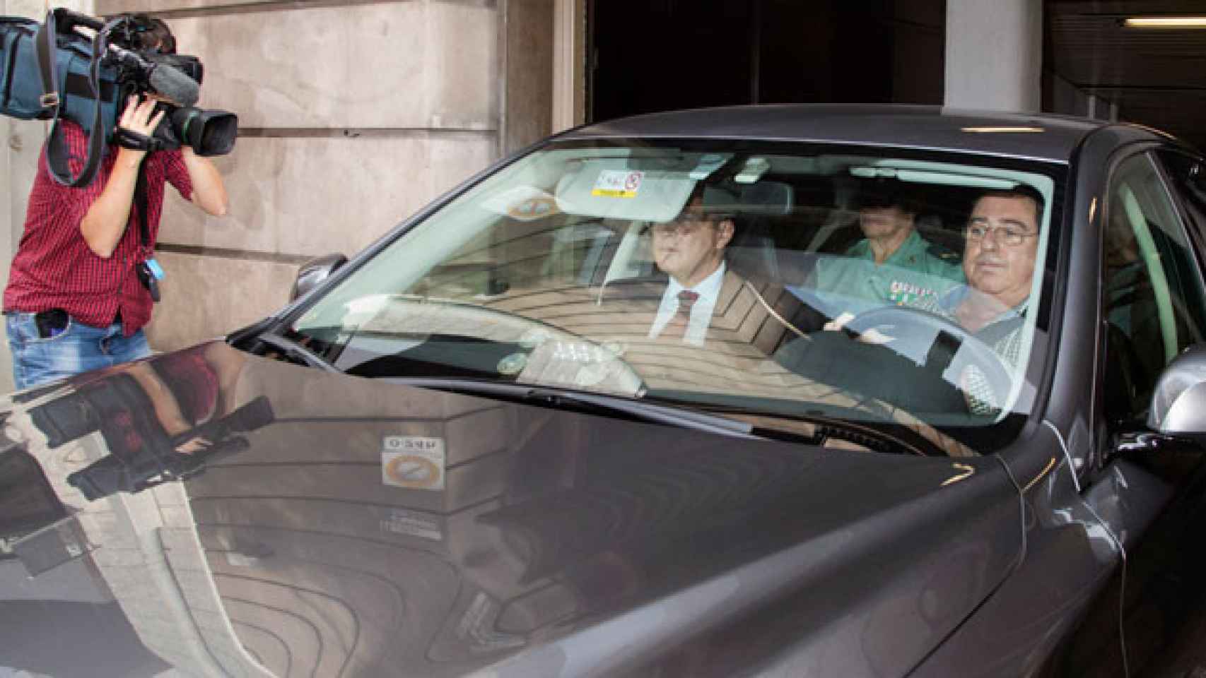 Diego de los Cobos, coordinador policial del 1-O (1i), saliendo en coche de una reunión anterior / EFE