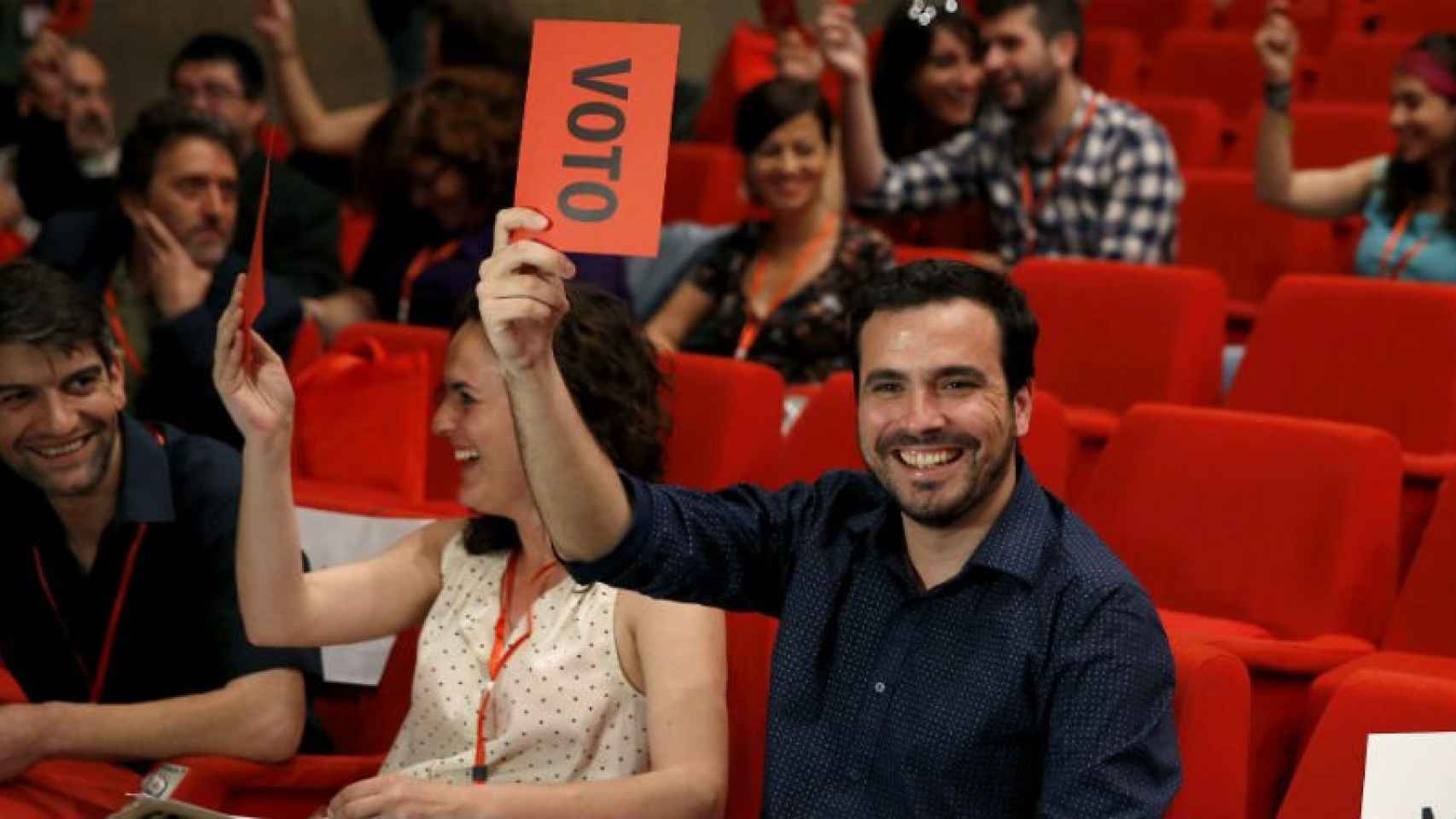 Alberto Garzón durante una de las votaciones en la XI Asamblea Federal de IU, en la que ha sido votado por unanimidad como nuevo coordinador.