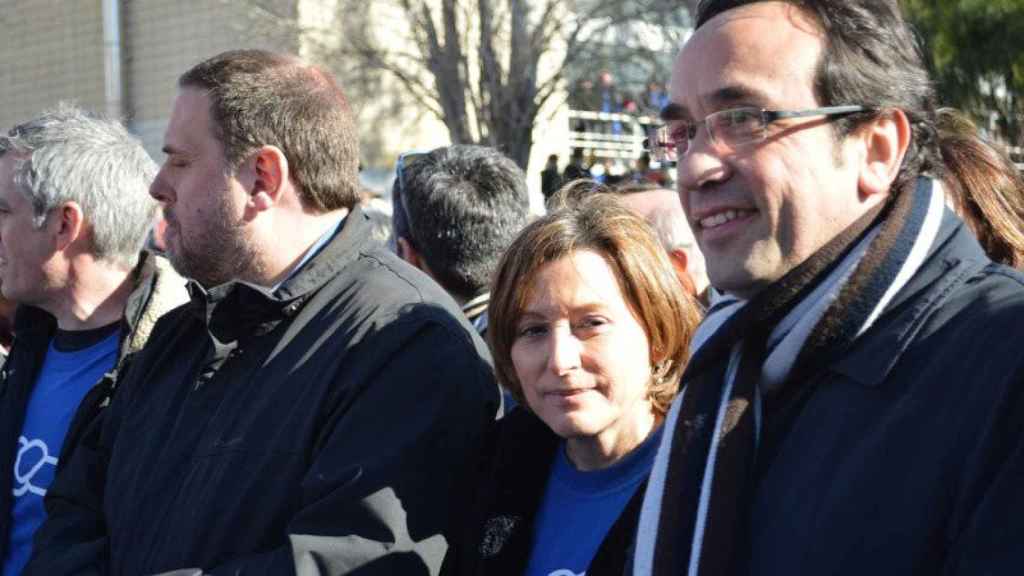 El consejero de Territorio, Josep Rull, en primer plano, junto a la presidenta del Parlament, Carme Forcadell, y el vicepresidente de la Generalitat, Oriol Junqueras, en la manifestación contra el Plan Hidrológico del Ebro.