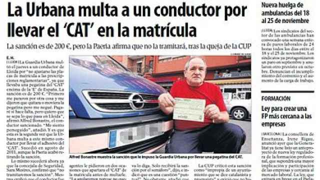 El infractor Bonastre posa con la multa de la Guardia Urbana de Lérida y su coche con la matrícula manipulada