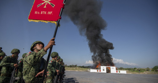 El Ejército mexicano, incinerando más de seis toneladas de droga decomisada en las instalaciones del campo militar 7, en Monterrey / EFE - Miguel Sierra