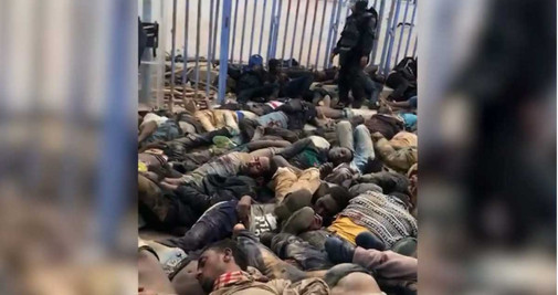 Inmigrantes heridos, rodeados por los gendarmes marroquíes, el viernes pasado al otro lado de la valla de Melilla / EL ESPAÑOL