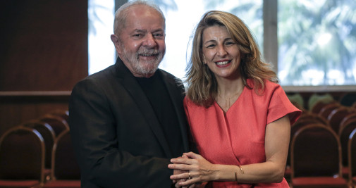 El expresidente brasileño Lula da Silva, junto a la vicepresidenta del Gobierno español, Yolanda Díaz / EFE/Antonio Lacerda