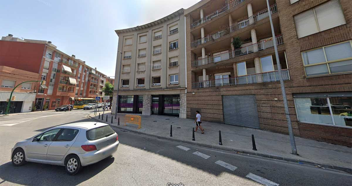 Plaza Corona de Aragón de Tortosa, donde se sitúa el bingo atracado donde mataron a una mujer / GOOGLE MAPS