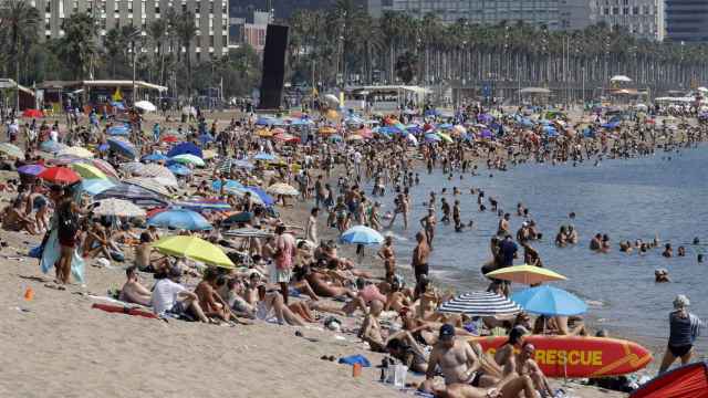 Playa de la Barceloneta en plena ola de calor en Barcelona / EFE