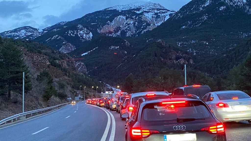 Una de las carreteras para salir de la Cerdanya hacia Barcelona, con varios kilómetros de colas / CG