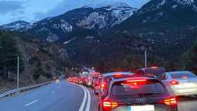 Una de las carreteras para salir de la Cerdanya hacia Barcelona, con varios kilómetros de colas / CG