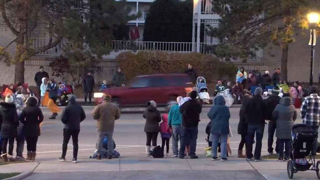 Momento en el que coche irrumpe en el desfile en la ciudad de Waukesha (Wisconsin, EEUU), que provocó el atropello mortal de varios de los asistentes / EFE - EPA - CITY OF WAUKESHA