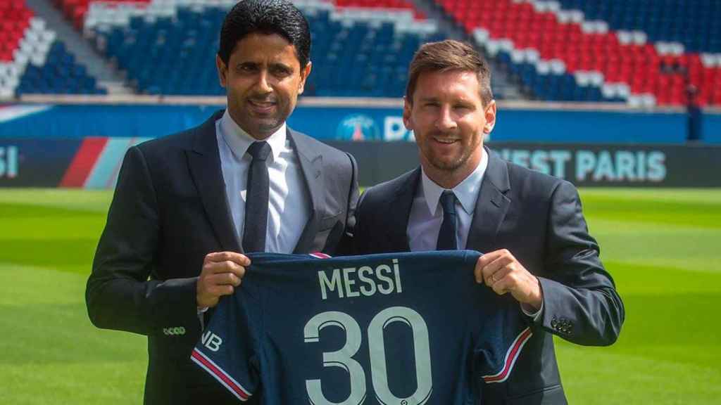 Leo Messi posa junto al presidente del PSG, Nasser Al-Khelaifi, tras su presentación oficial como nuevo jugador del equipo francés / Christophe Petit Tesson (EFE)