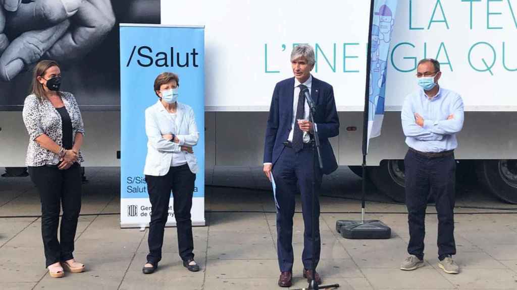 El consejero de Salud, Josep Maria Argimon, junto a su equipo