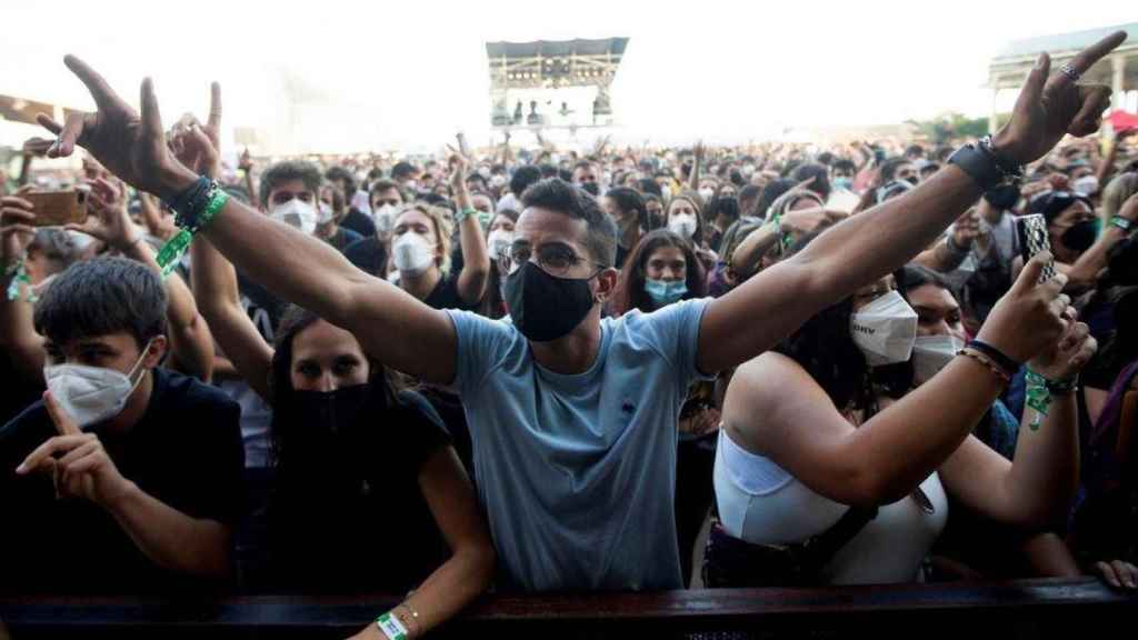 Asistentes al Festival Cruïlla en su primer día de conciertos, con 25.000 personas de público / Marta Pérez (EFE)