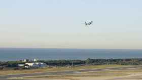 Panorámica de los espacios naturales y agrícolas cercanos al aeropuerto de El Prat. En la imagen, un avión despegando / EUROPA PRESS