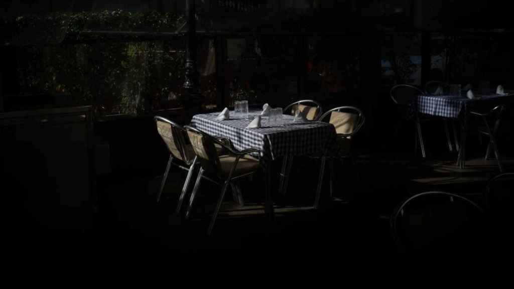 Una mesa puesta en una terraza durante el primer día de la desescalada de la segunda ola por el coronavirus en Barcelona / EP