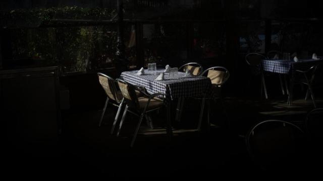 Una mesa puesta en una terraza durante el primer día de la desescalada de la segunda ola por el coronavirus en Barcelona / EP