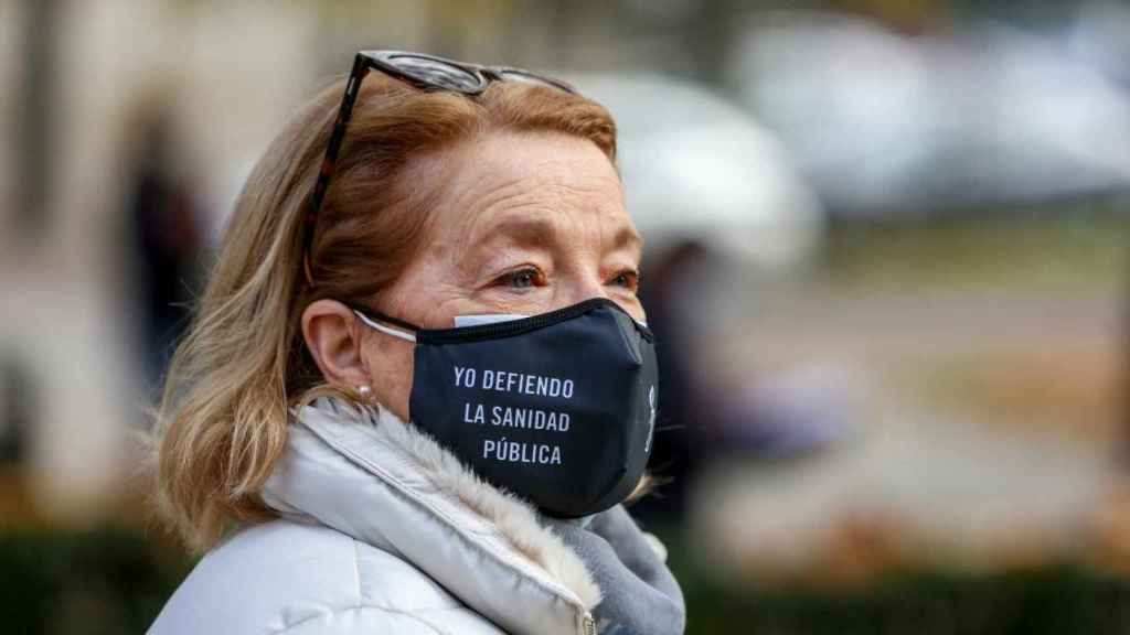 Una mujer se protege del Covid con una mascarilla / EP