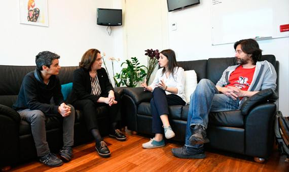 Ada Colau (2i), alcaldesa de Barcelona, con Irene Montero (2d), ministra de Igualdad; la edil Lucía Martín (i) y el concejal Rafael Mayoral (d) / CG