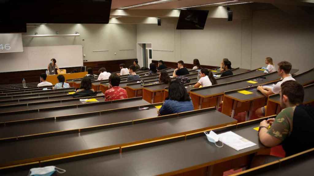 Clase en una universidad catalana, donde las clases siguen siendo presenciales / EP