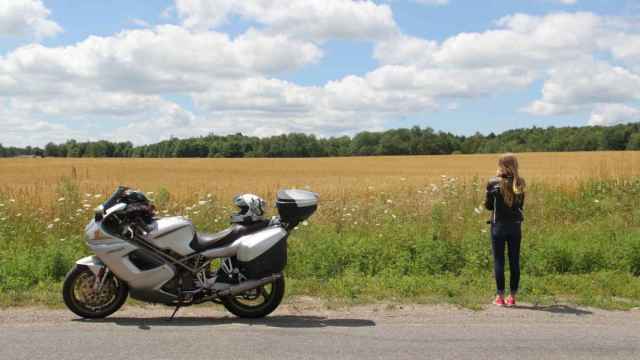 Moto Ducati Panigale en gris con maleteros