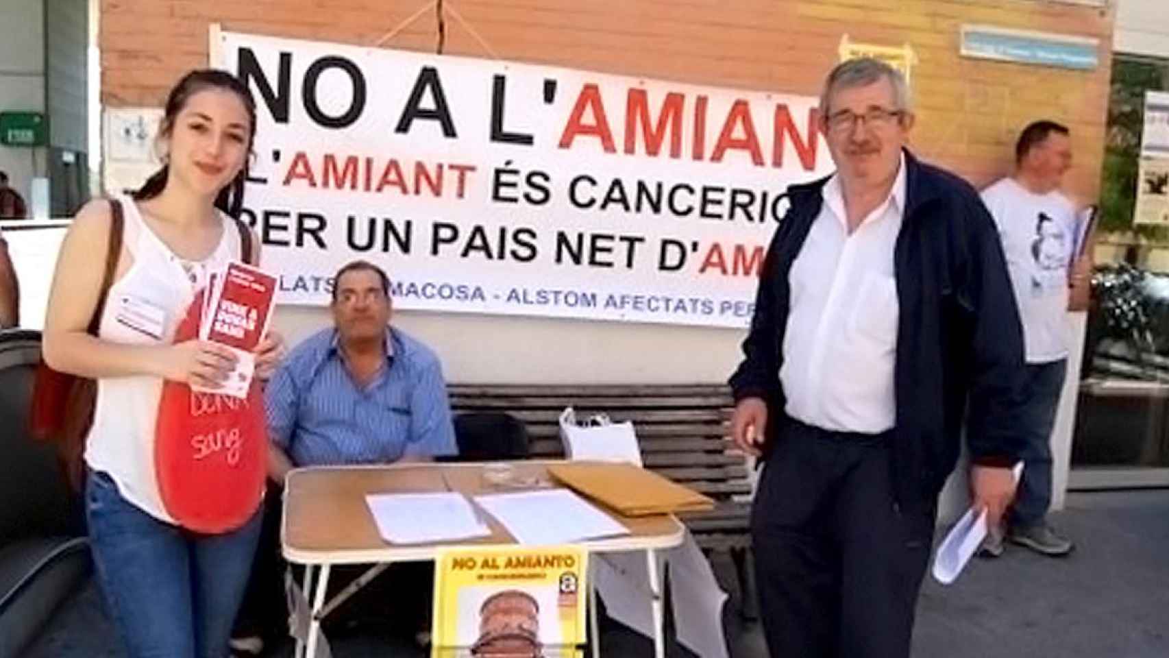 Miguel Moreno, durante una recogida de firmas por la retirada del amianto / CG