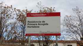 Cartel en la entrada del Centro de Menores de Hortaleza, ante el cual se manifestarán los vecinos este domingo / EP