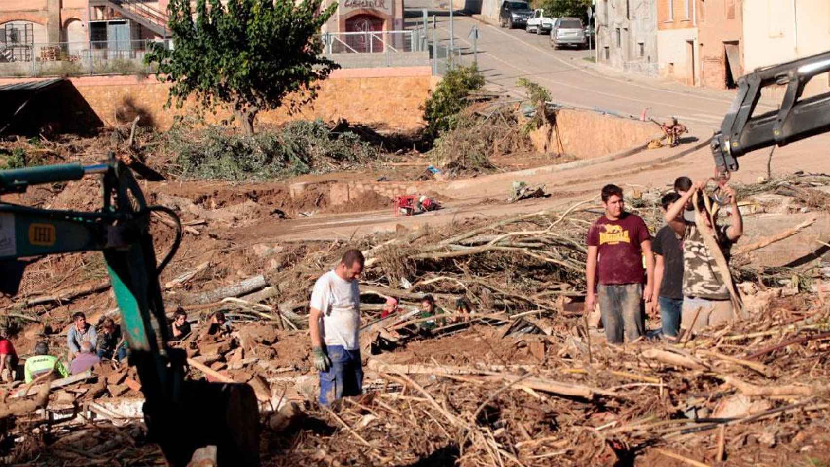 Varios vecinos realizan tareas de limpieza del río Francolí que ha dejado muertos y desaparecidos / EFE