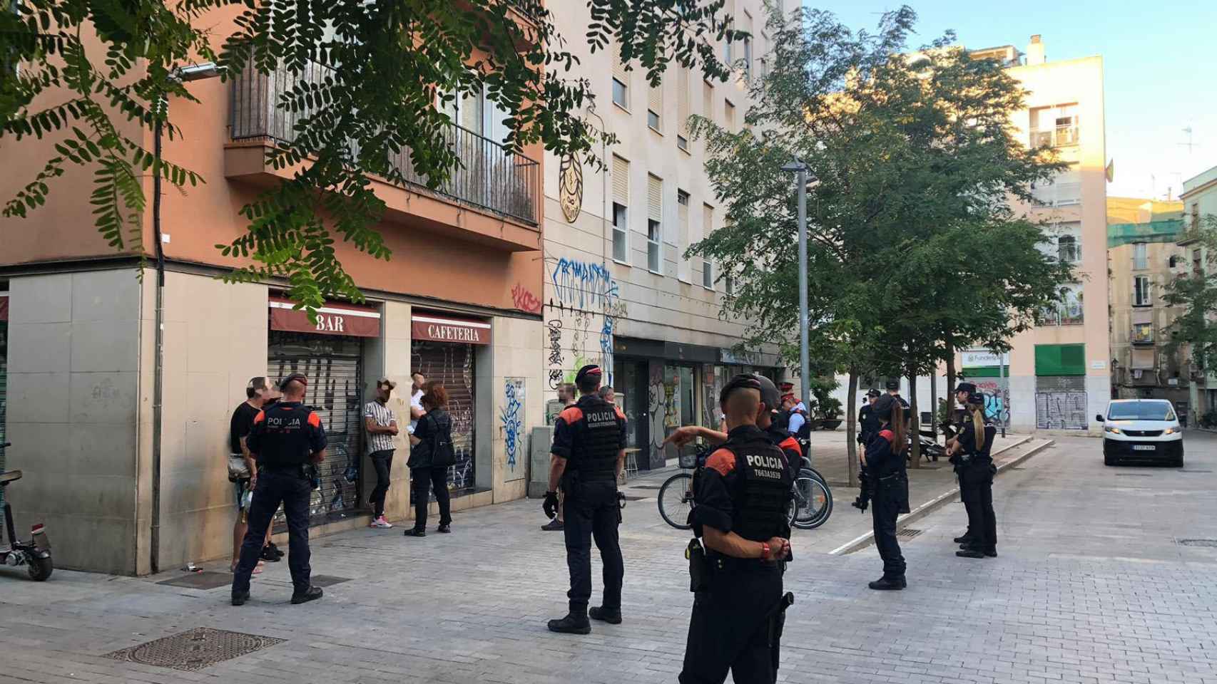 Efectivos de los Mossos d'Esquadra y Policía Nacional durante el operativo / MOSSOS