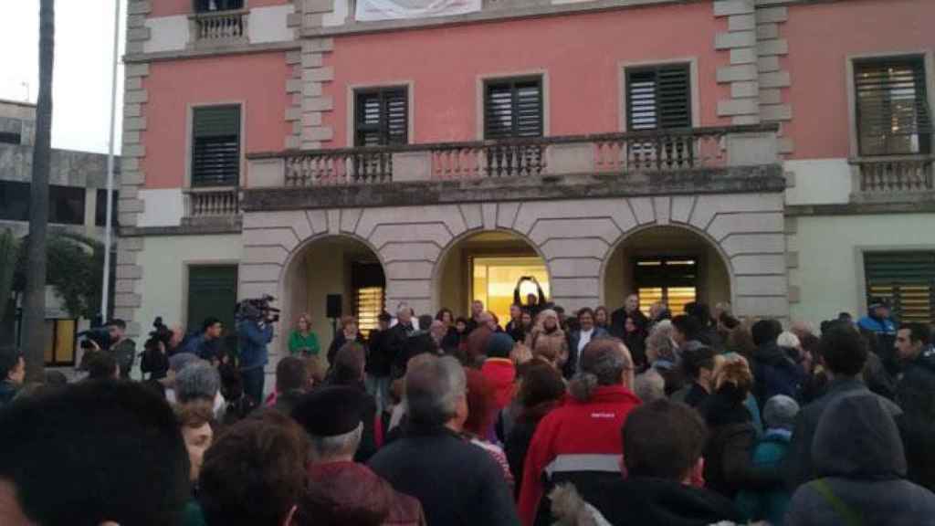 Concentración de repulsa al ataque al centro de menores extranjeros en Castelldefels, que puede tener un efecto llamada / TWITTER