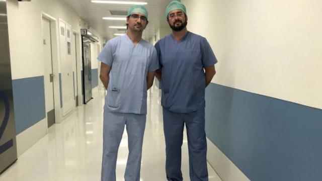 El cirujano gallego Diego González Rivas, a la izquierda, en una imagen de archivo / EFE