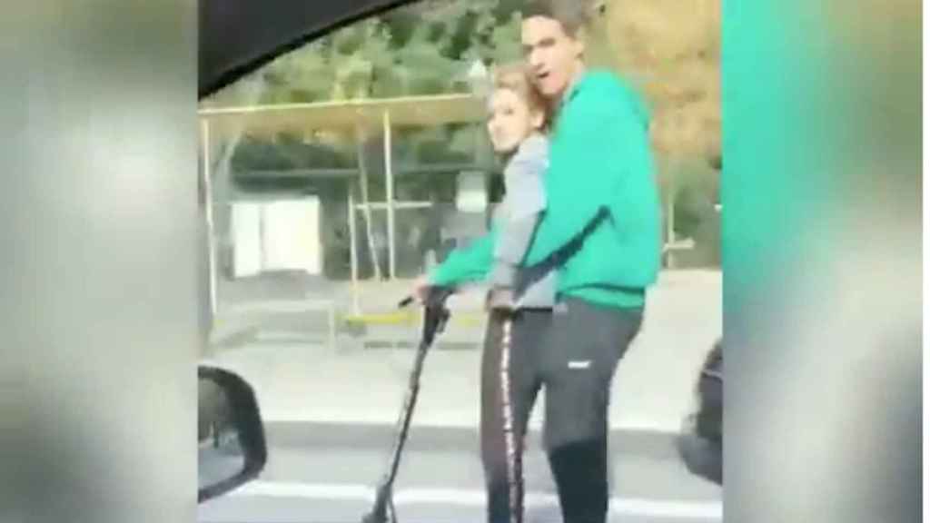 Dos jóvenes en un patinete eléctrico a 80km/h por la avenida Diagonal de Barcelona