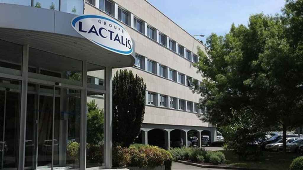 Exterior de una sede de la marca de leche para bebés Lactalis, algunos de los lotes de la cual han causado salmonelosis a un bebé en España / CG