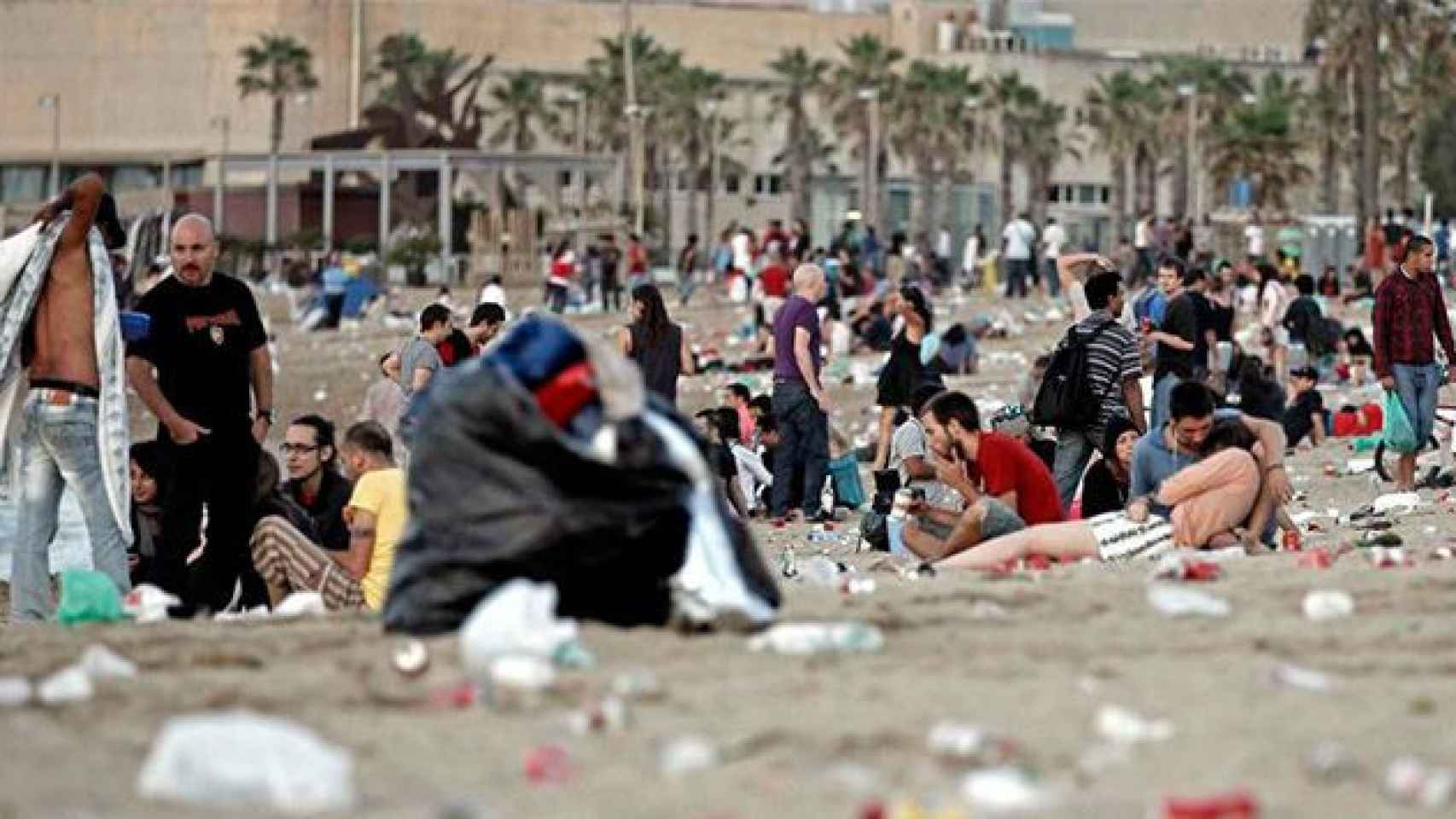 Aspecto de la playa de la Barceloneta poco antes de comenzar los trabajos de limpieza / EFE