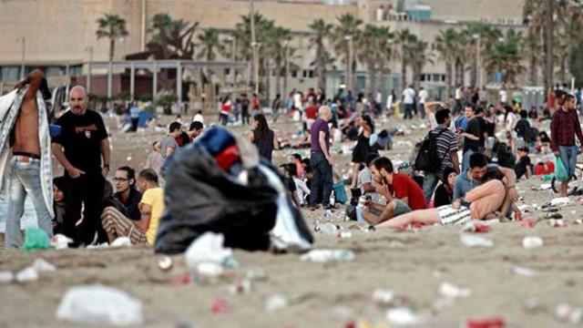 Aspecto de la playa de la Barceloneta poco antes de comenzar los trabajos de limpieza / EFE