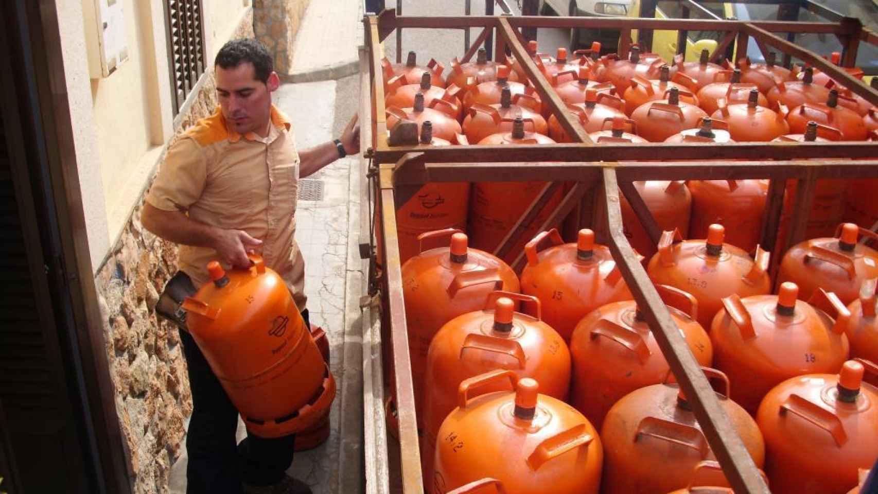 Un hombre descarga una bombona de butano en una imagen de archivo / EFE