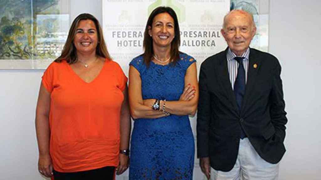 La presidenta de la Federación Hotelera de Marlloca, Inmaculada Benito (centro) | FEHM