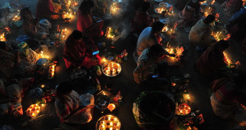 Los devotos hindúes se sientan juntos con lámparas en el suelo en el templo Loknath en el templo Mirzajungle Lokonath, para observar los rituales del Festival Rakher Upobash /Md Rafayat Haque Khan / EUROPA PRESS