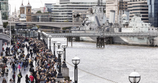 La gente hace cola en el Paseo de la Reina a lo largo del río Támesis mientras espera para presentar sus respetos a la difunta Reina Isabel II que yace en el Westminster Hall, en Londres / EFE