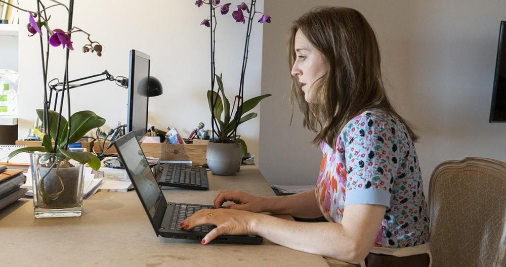 Amalia Rubio trabajando en su despacho / LENA PRIETO (CG)