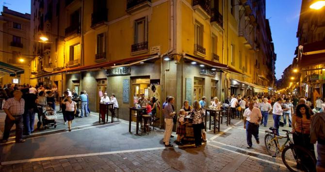 Ambiente de bares y restaurantes en la popular calle Estafeta / TURISMO DE NAVARRA
