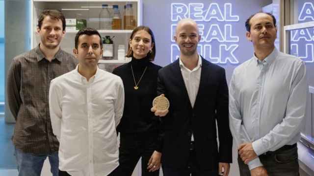 El equipo de Real Deal Milk, la startup catalana que ha creado un sistema para producir leche real sin la intervención de vacas / EUROPA PRESS