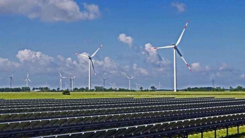 Unas instalaciones de energías renovables (solar y eólica)