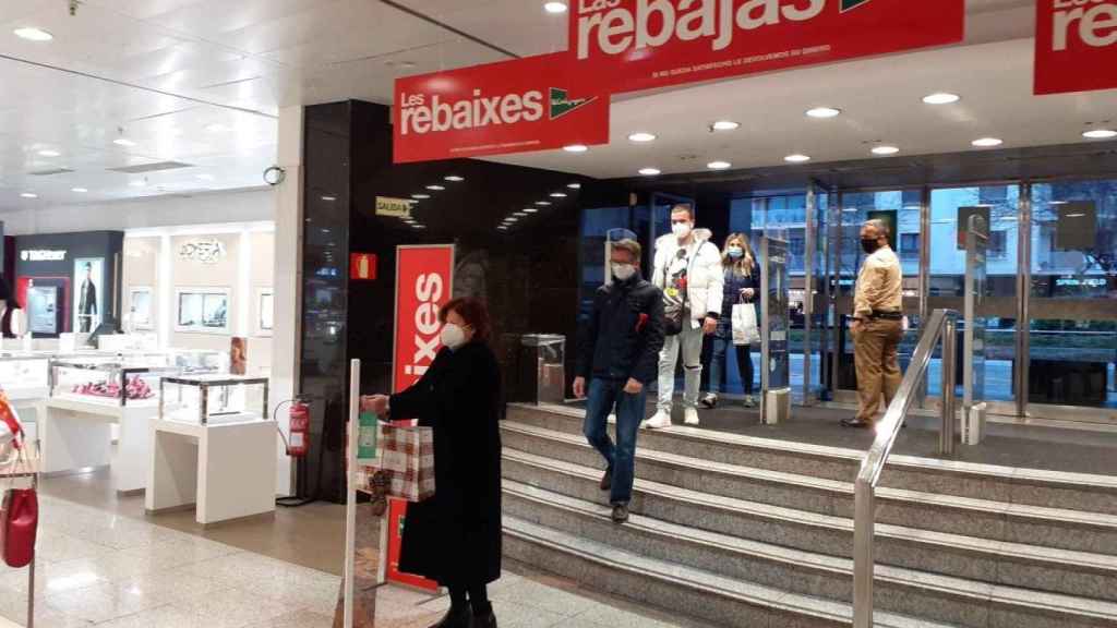 El Corte Inglés deberá negociar la salida de unos 3.000 trabajadores / EP