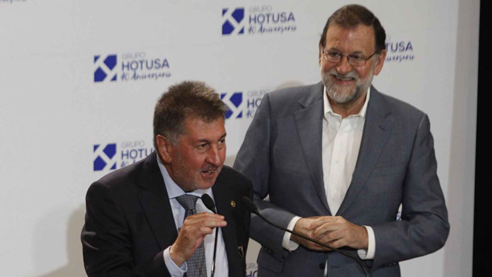 Amancio López, presidente de Hotusa, y Mariano Rajoy, presidente del Gobierno, en una imagen de archivo / EFE