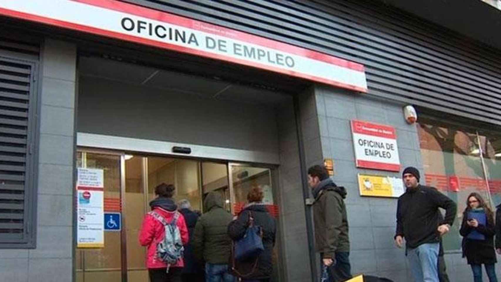 Trabajadores en paro haciendo cola en la oficina de empleo / EP