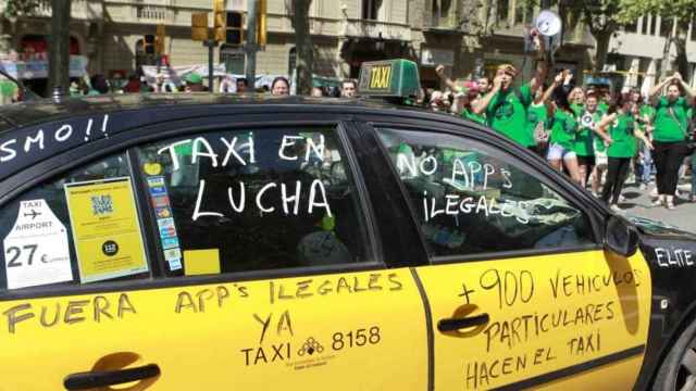 Un taxi de Barcelona en huelga contra Uber y Cabify / EFE