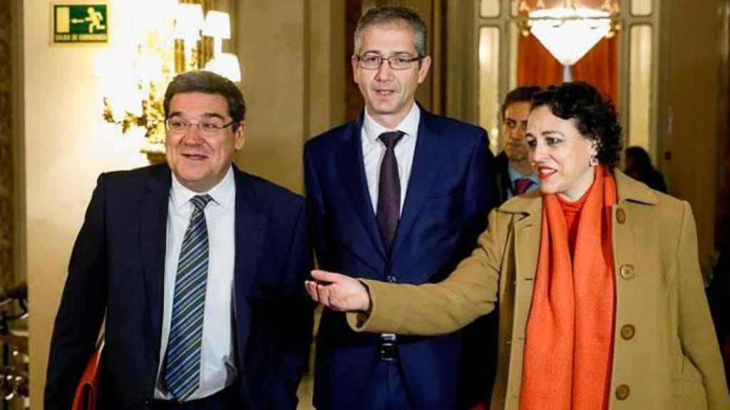 El presidente de la AIReF, José Luis Escrivá (i), junto al gobernador del Banco de España, Pablo Hernández de Cos (c), y la ministra de Trabajo, Magdalena Valerio / EFE